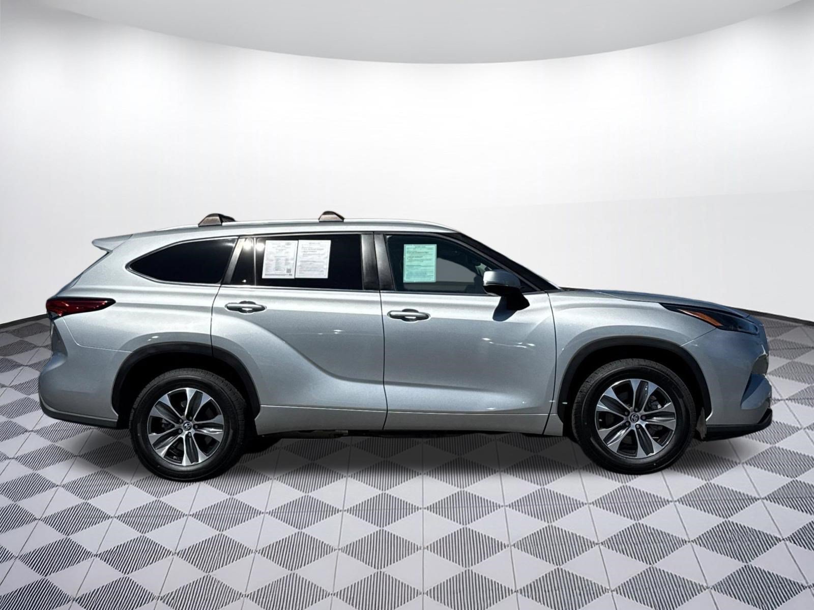 Used 2023 Toyota Highlander XLE FWD image 7