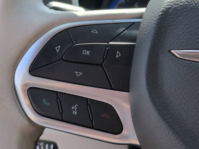 Used 2020 Chrysler Pacifica Limited FWD image 27