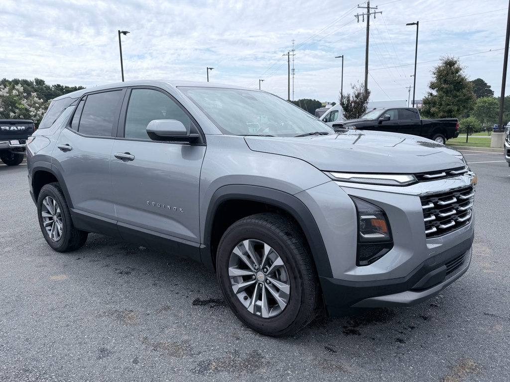 Used 2026 Chevrolet Equinox LT w/ Convenience Package II FWD image 2