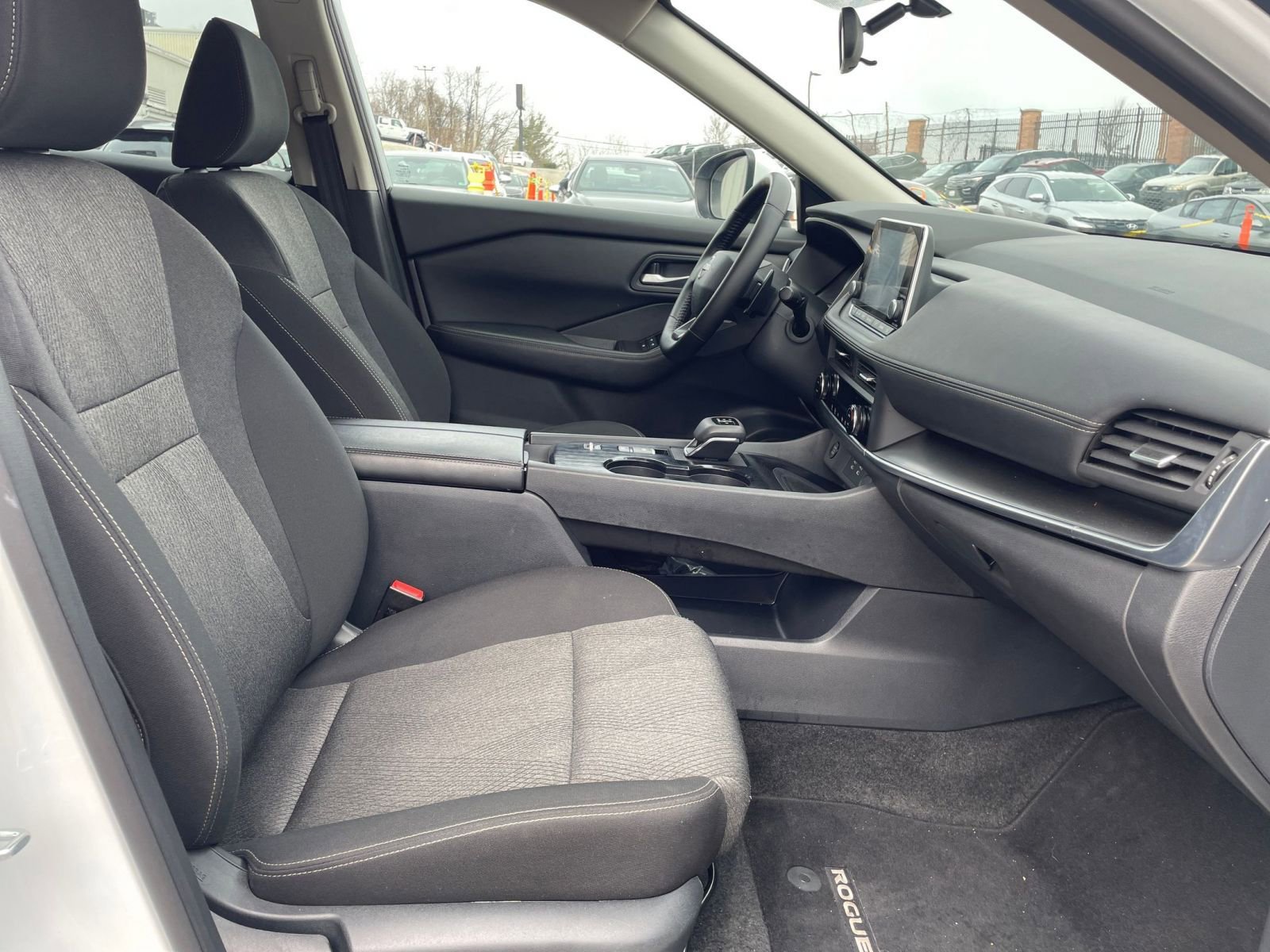 Used 2025 Nissan Rogue SV image 27