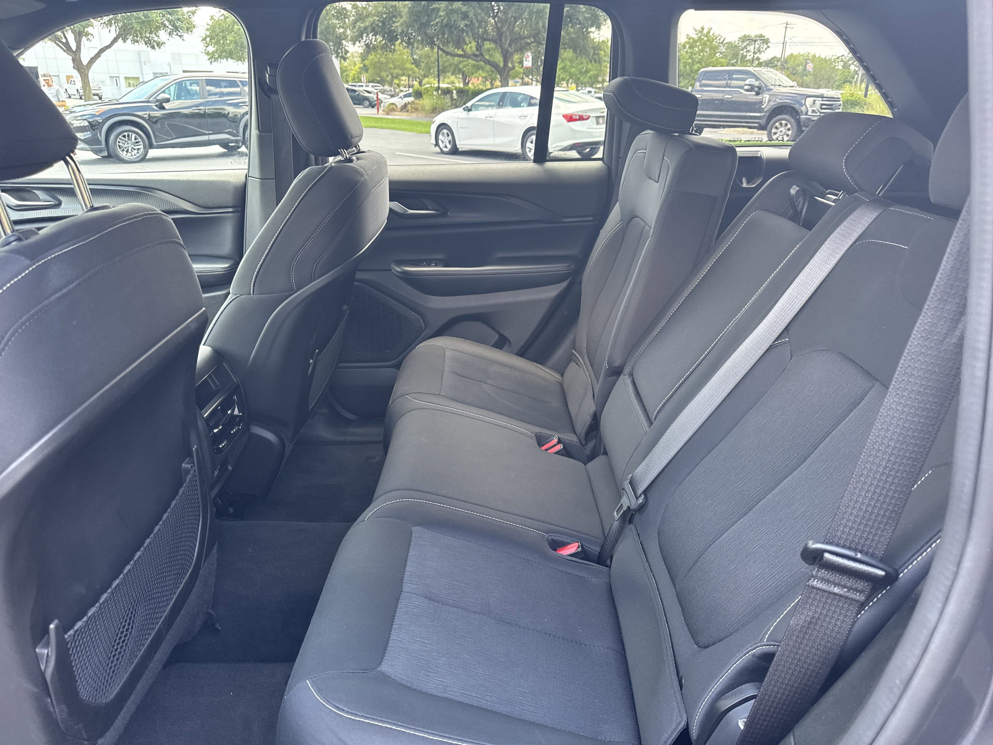 Used 2024 Jeep Grand Cherokee Laredo image 23