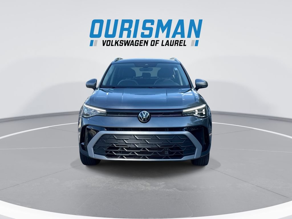 Used 2025 Volkswagen Taos SE AWD/4WD image 3