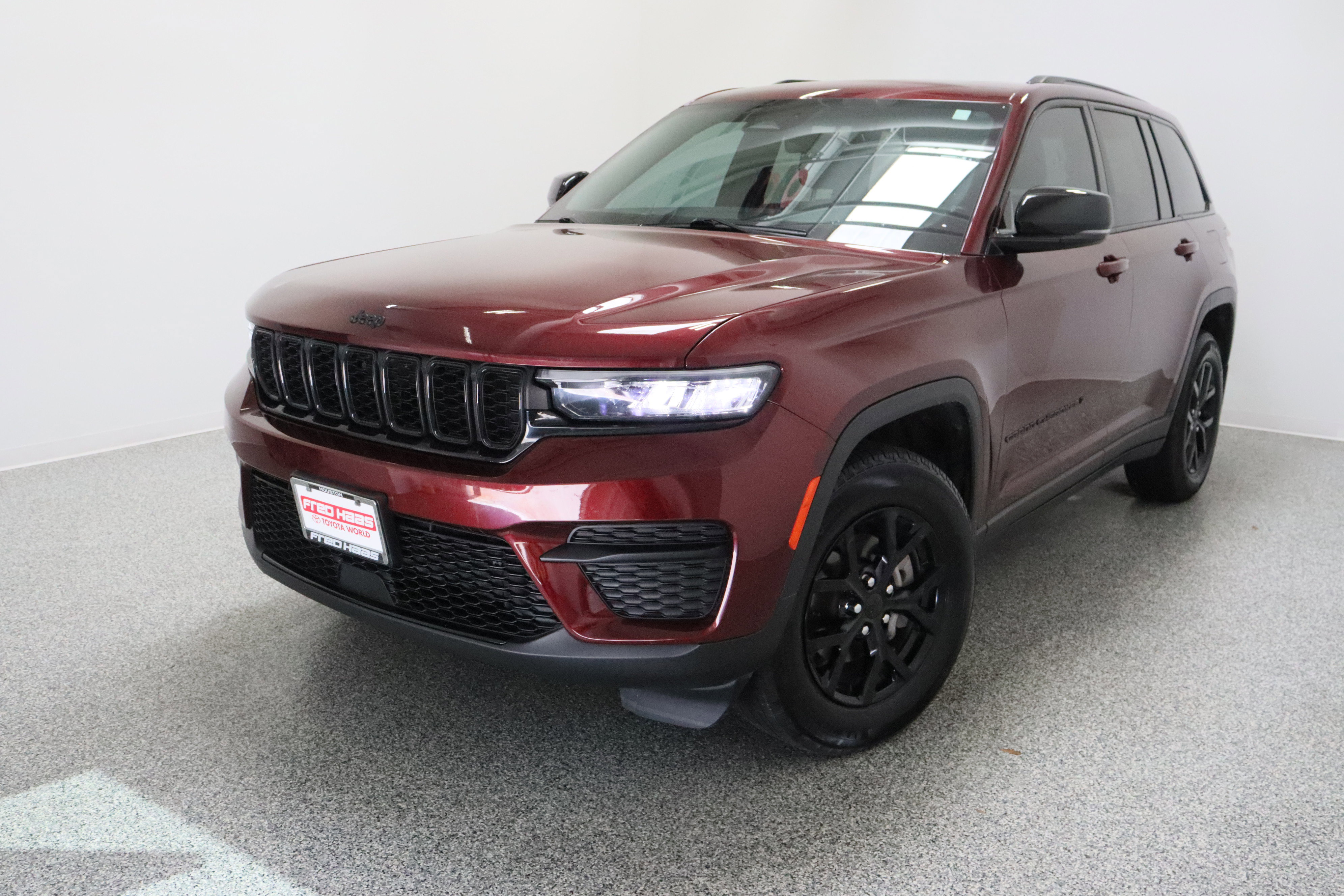 Used 2025 Jeep Grand Cherokee Altitude AWD/4WD image 2