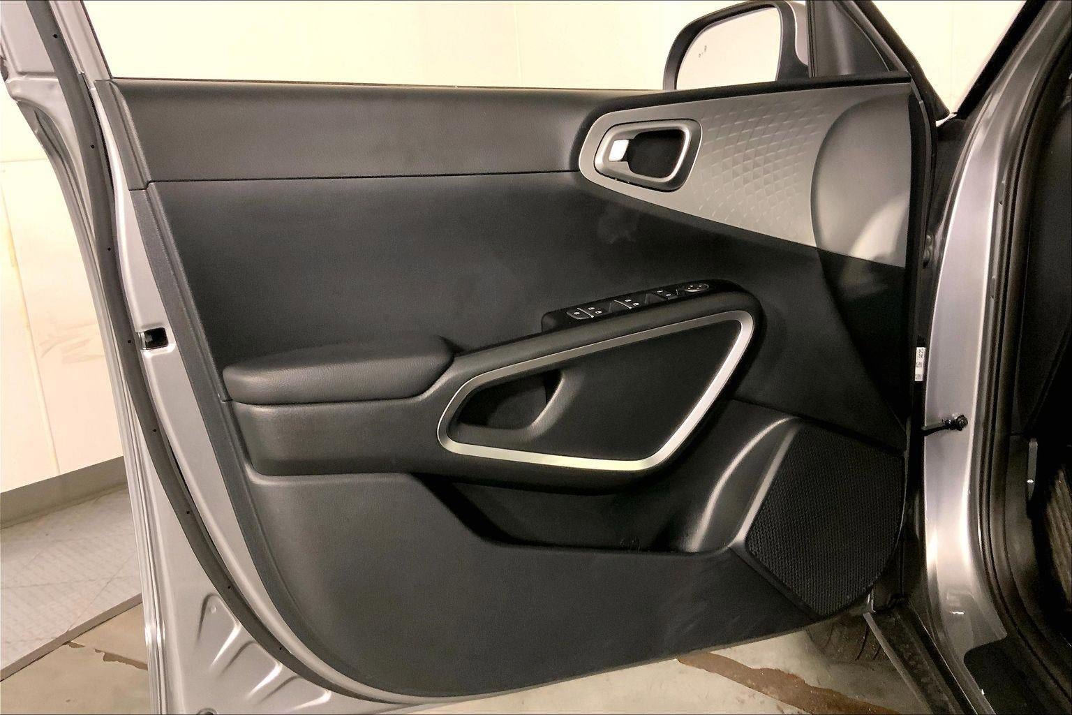Used 2025 Kia Soul LX w/ LX Technology Package FWD image 24