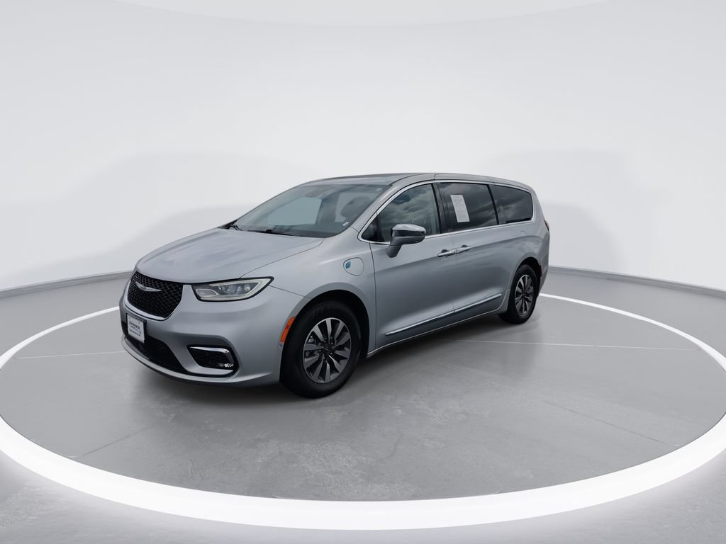 Used 2022 Chrysler Pacifica Limited w/ Uconnect Theater Family Group FWD image 4