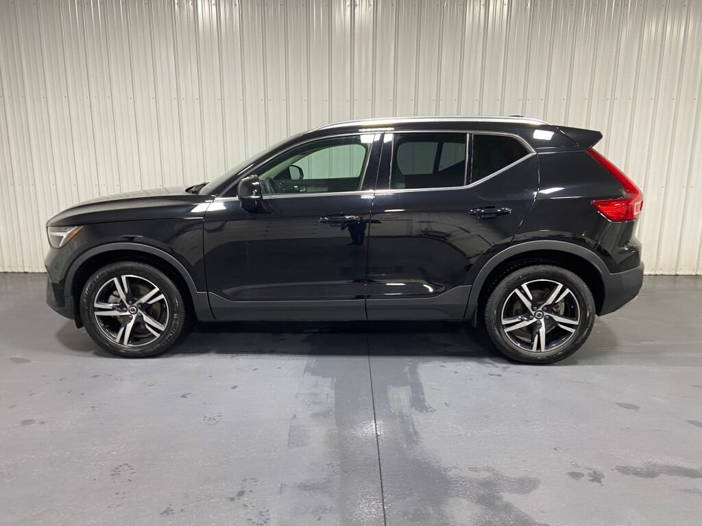 Used 2023 Volvo XC40 B5 Plus image 4