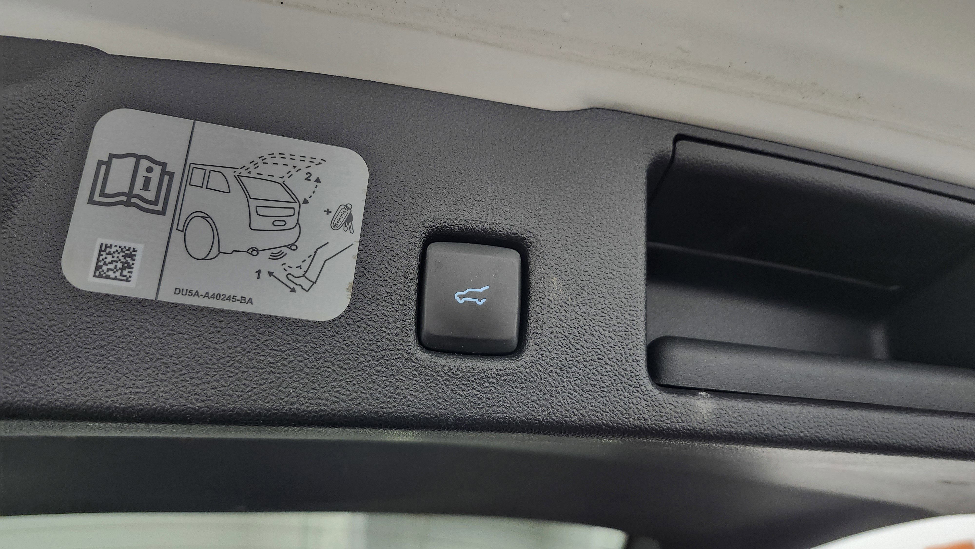 Used 2020 Ford Escape Titanium image 23