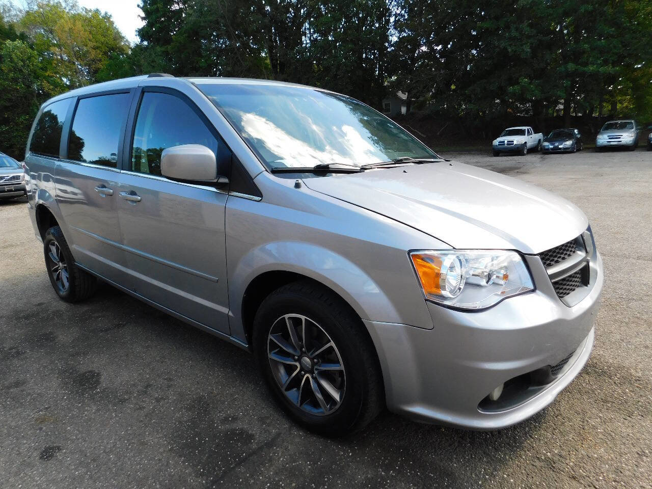 Used 2017 Dodge Grand Caravan SXT image 8