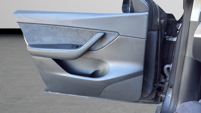 Used 2022 Tesla Model Y Long Range image 11