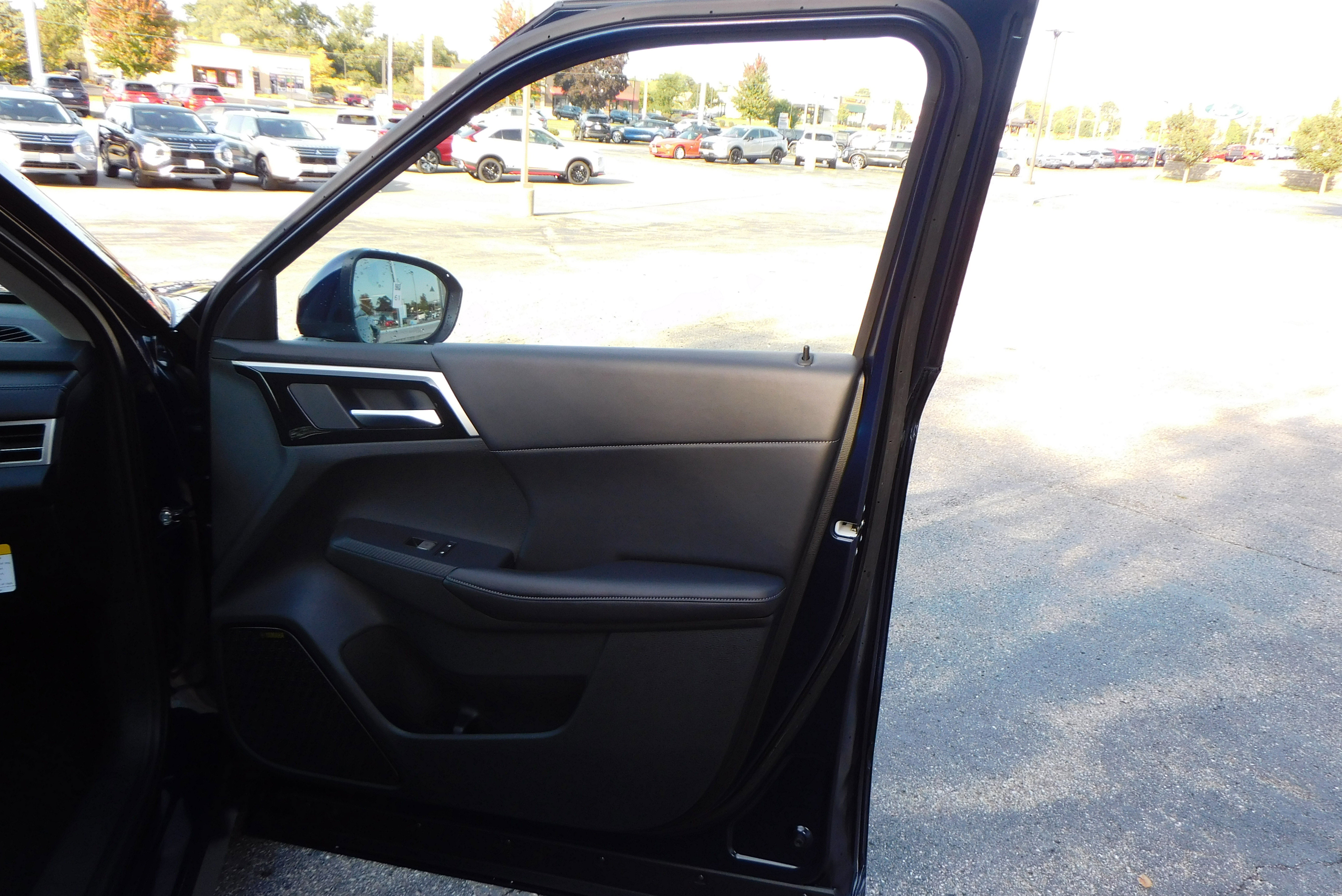 Used 2025 Mitsubishi Outlander SE image 28