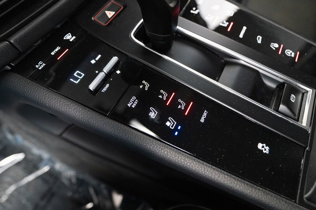 Certified 2025 Porsche Macan AWD/4WD image 25