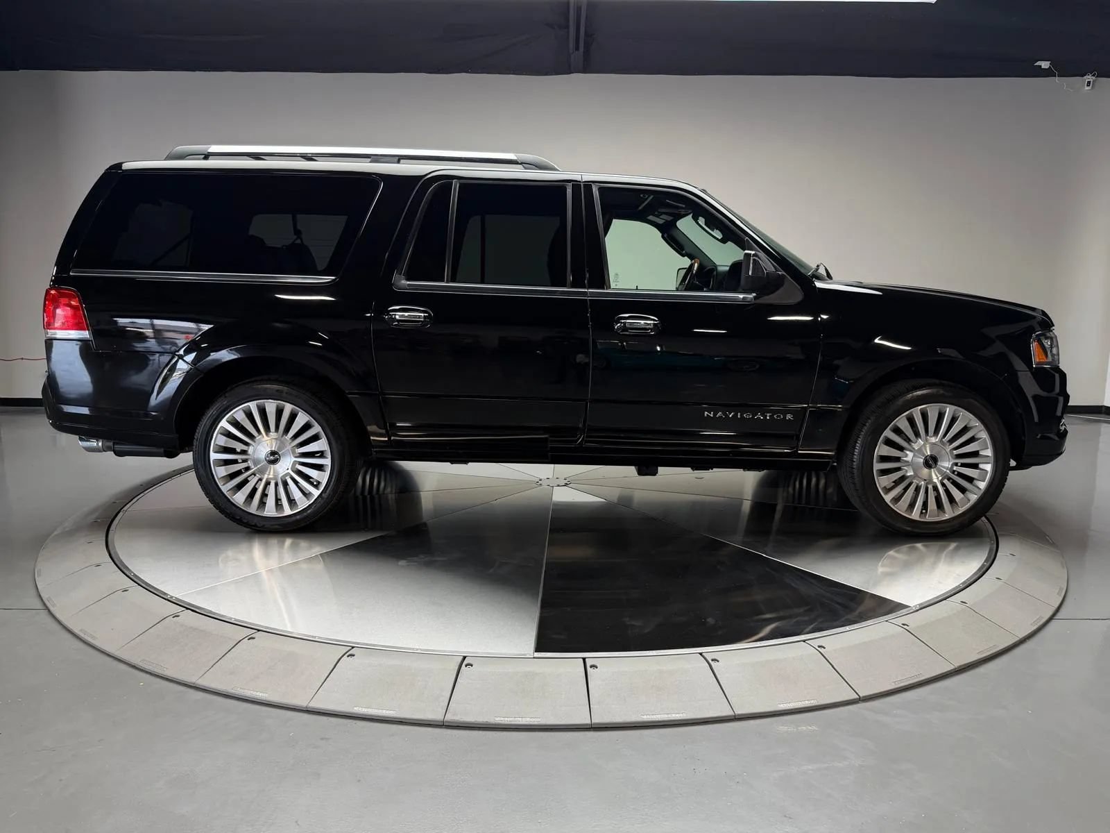 Used 2017 Lincoln Navigator L Select RWD image 5