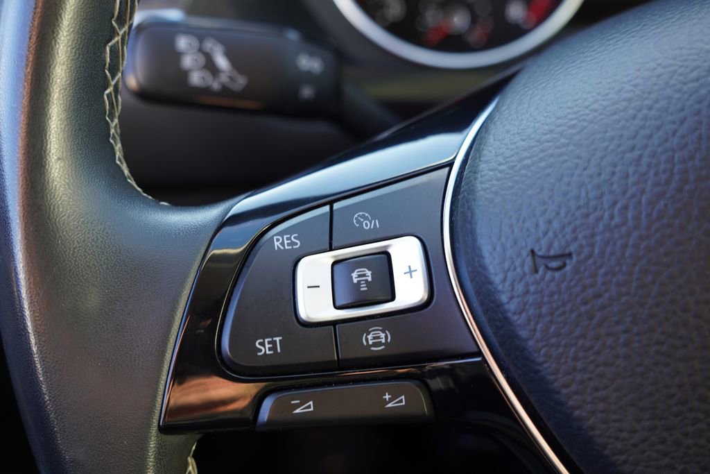 Used 2021 Volkswagen Tiguan SE w/ Panoramic Sunroof Package image 31