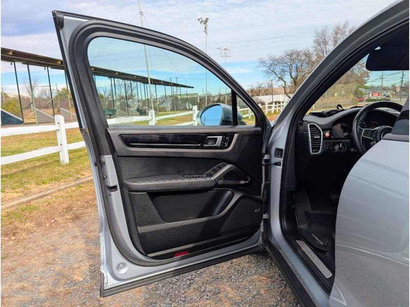 Used 2020 Porsche Cayenne image 9