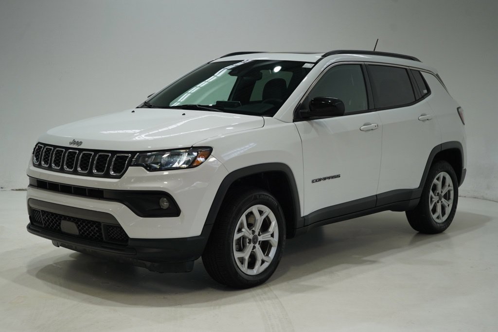 Used 2025 Jeep Compass Latitude w/ Sun & Sound Group AWD/4WD image 3