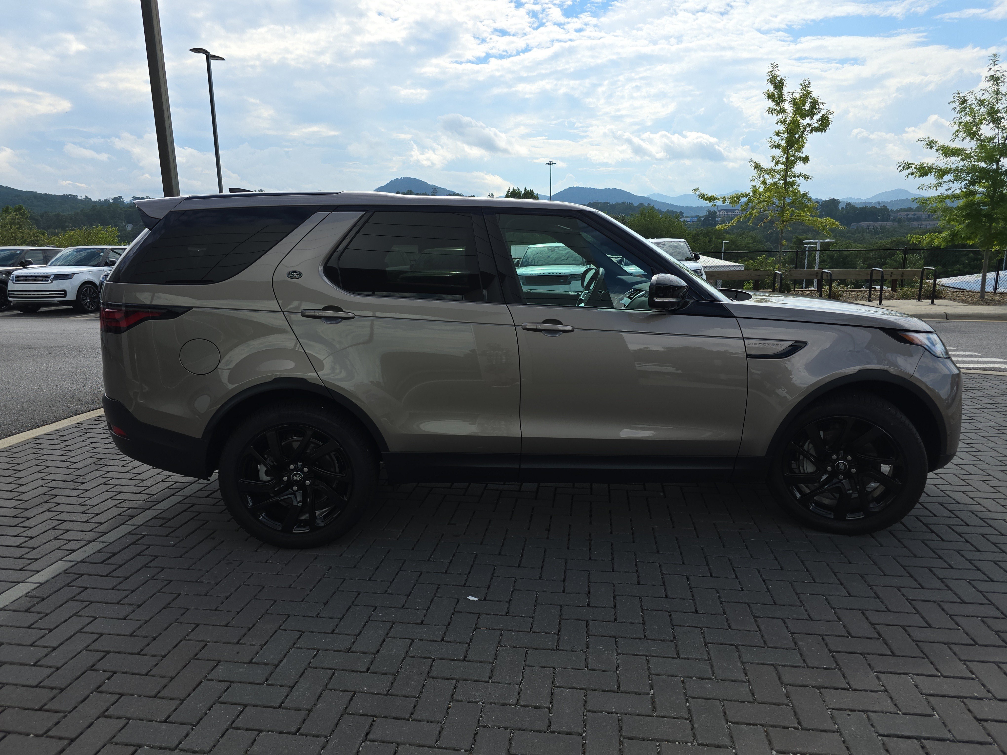 Certified 2025 Land Rover Discovery S AWD/4WD image 4