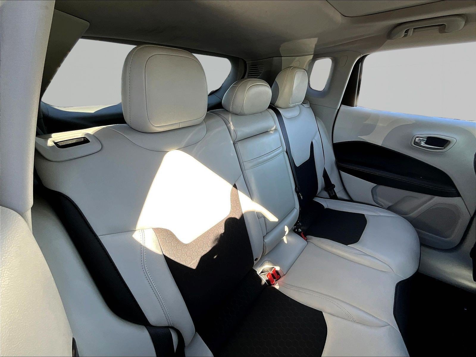 Used 2018 Jeep Compass Latitude w/ Popular Equipment Group FWD image 25
