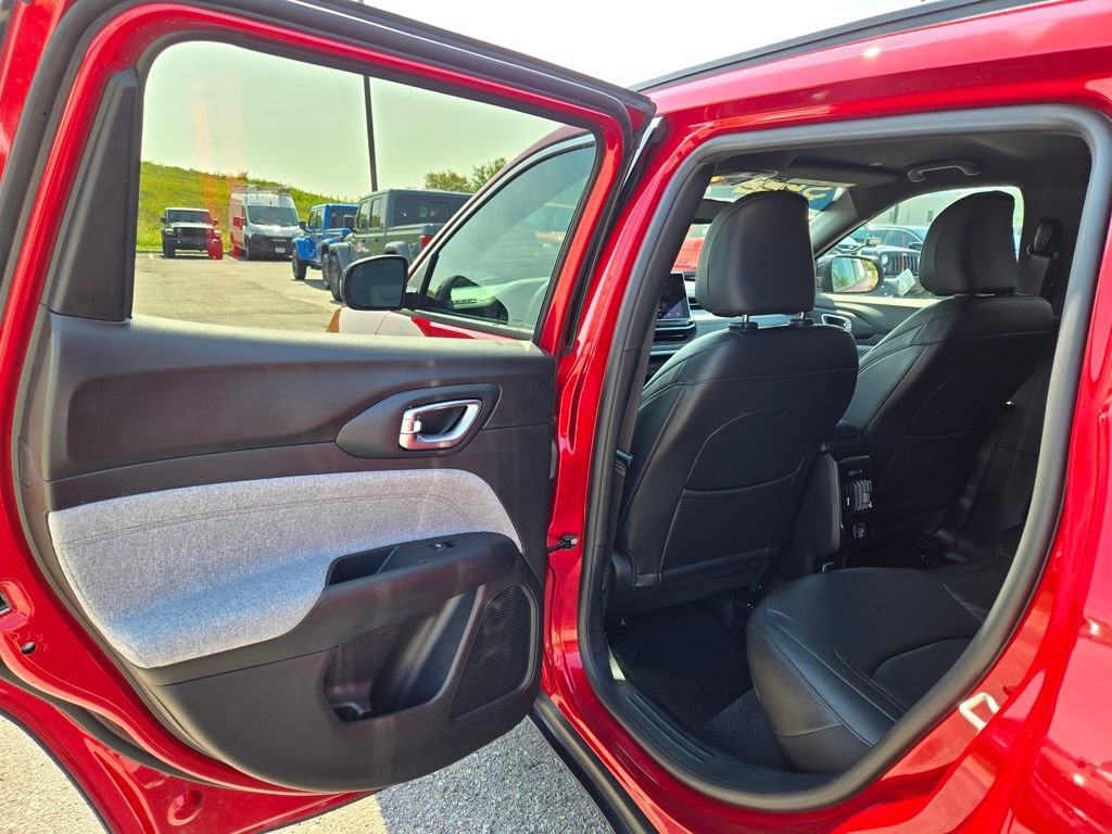 Used 2024 Jeep Compass Latitude AWD/4WD image 26