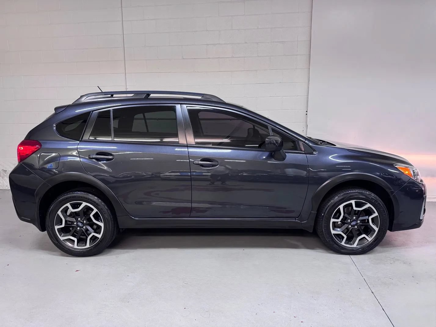 Used 2016 Subaru Crosstrek 2.0i Premium w/ Moonroof Package AWD/4WD image 2