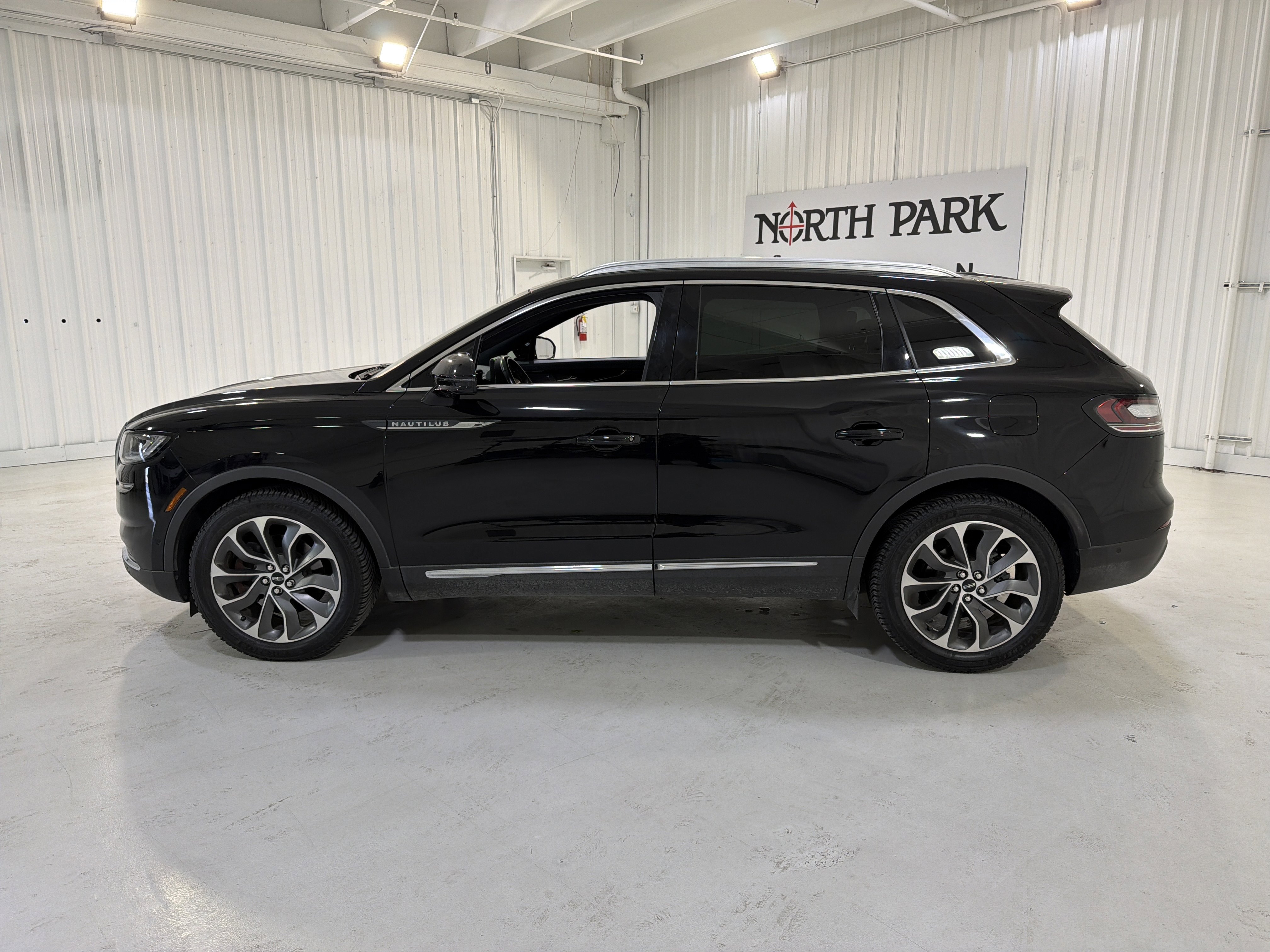 Used 2022 Lincoln Nautilus Reserve image 2
