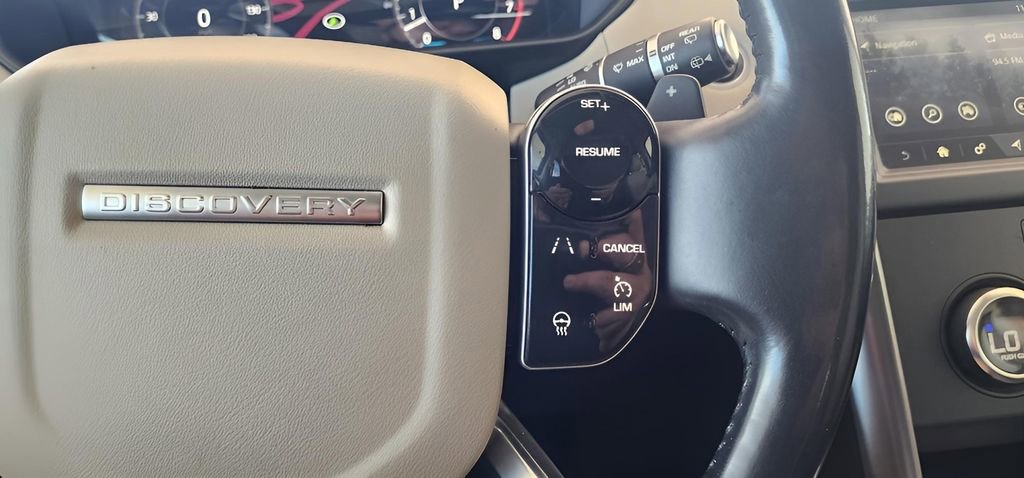 Used 2020 Land Rover Discovery Landmark image 34