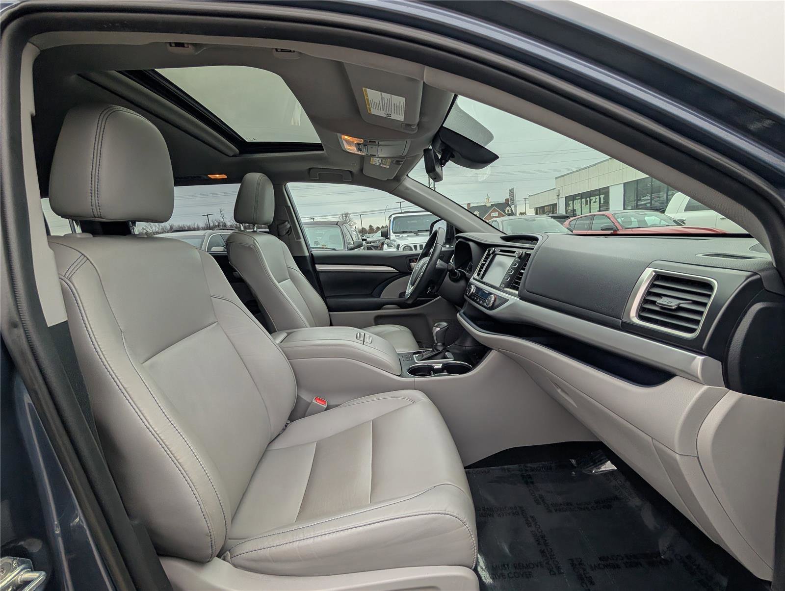 Used 2019 Toyota Highlander XLE image 10