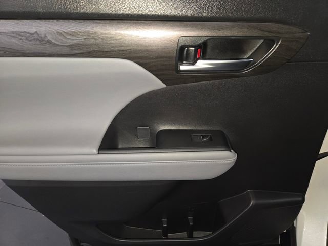 Used 2023 Toyota Highlander Limited image 20