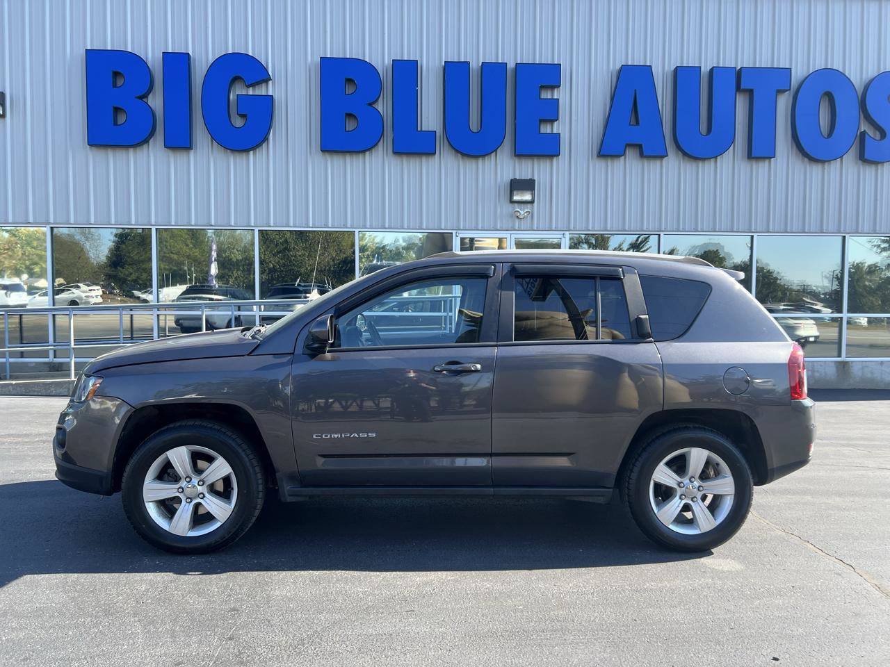 Used 2017 Jeep Compass Latitude AWD/4WD image 2