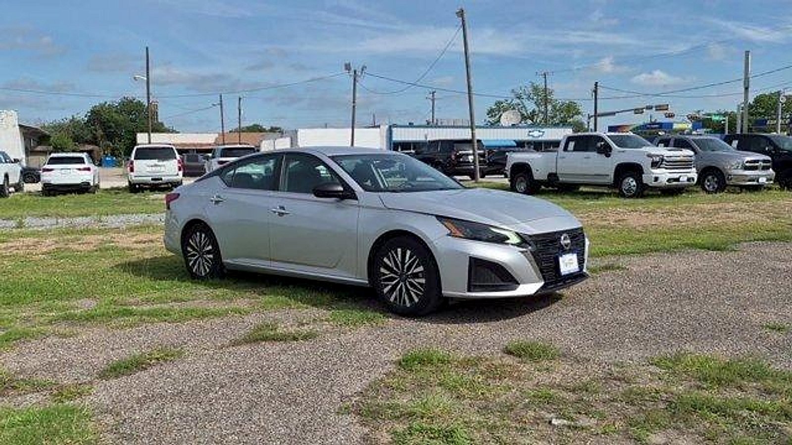 Used 2024 Nissan Altima 2.5 SV FWD image 2