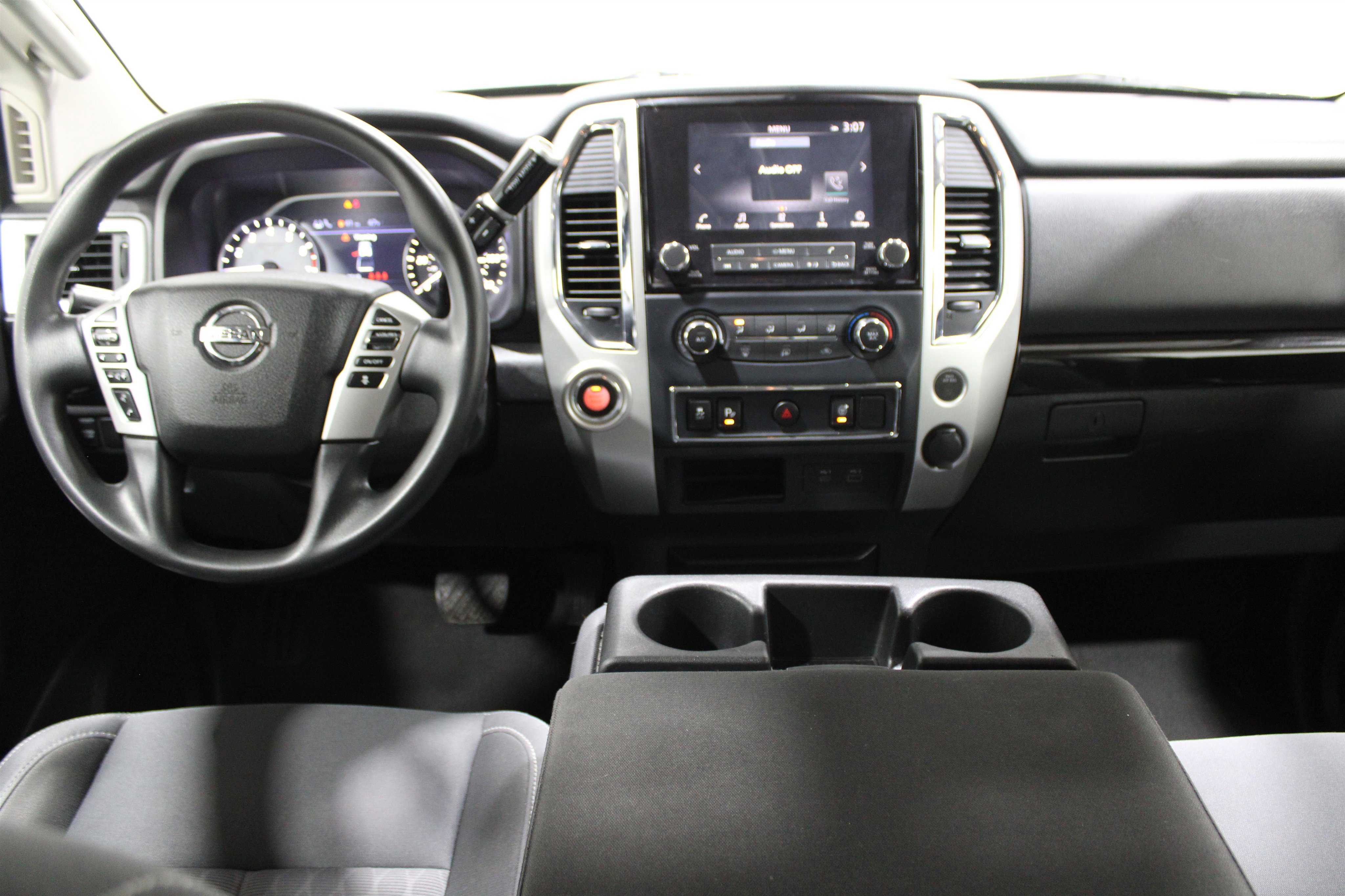 Used 2021 Nissan Titan SV image 2