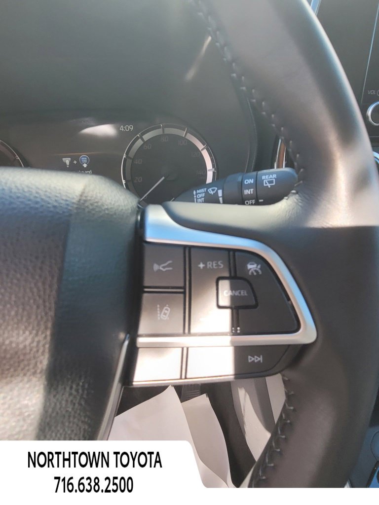 Used 2023 Toyota Highlander LE AWD/4WD image 19