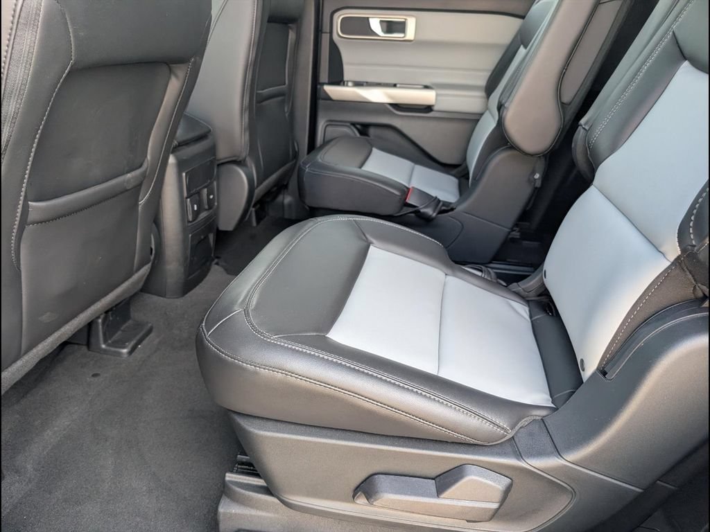Used 2022 Ford Explorer XLT w/ Equipment Group 202A AWD/4WD image 13