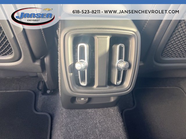 Used 2025 Volvo XC40 B5 Plus image 19