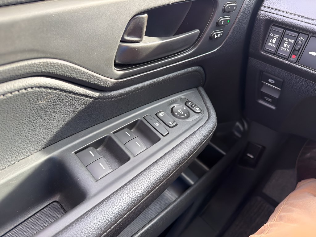 Used 2025 Honda Odyssey EX-L image 17