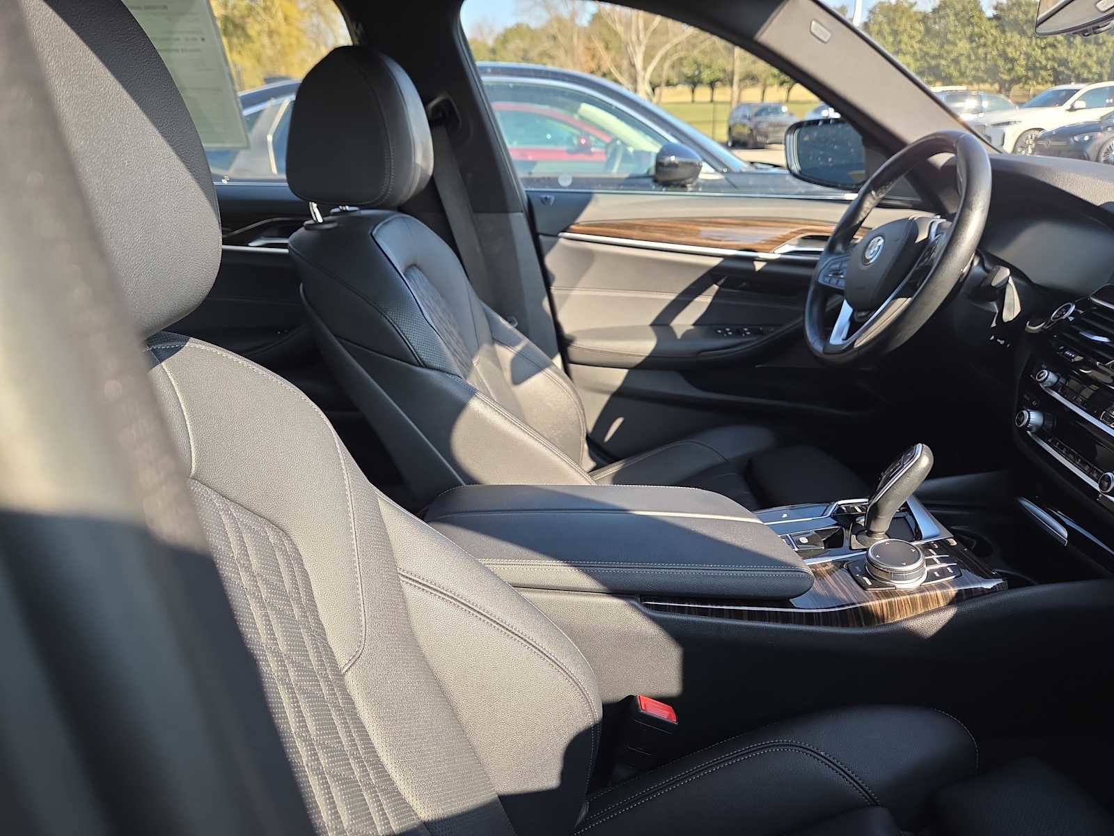 Used 2022 BMW 530i xDrive w/ Premium Package image 4