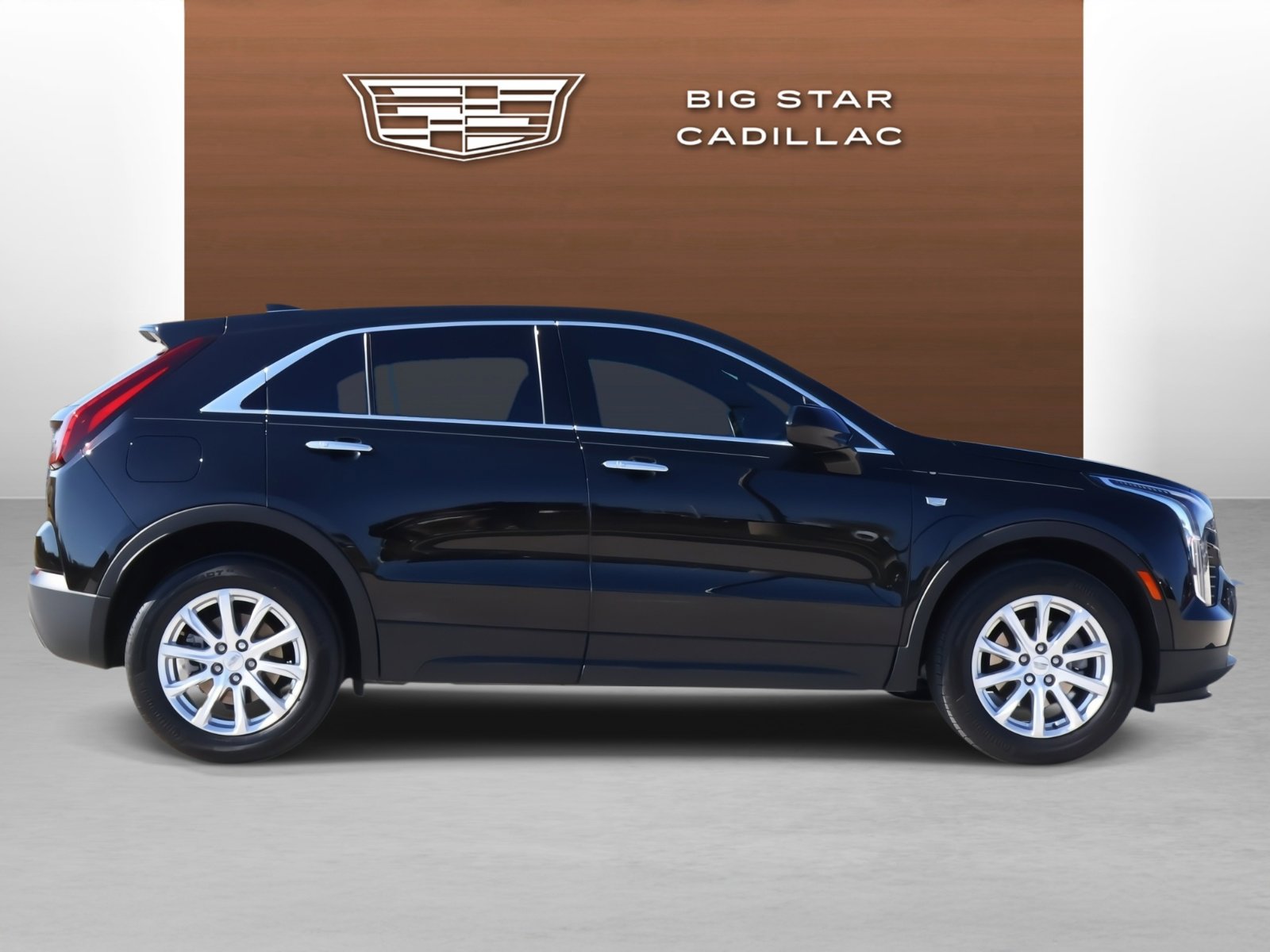 Used 2023 Cadillac XT4 Luxury w/ Cold Weather Package image 6