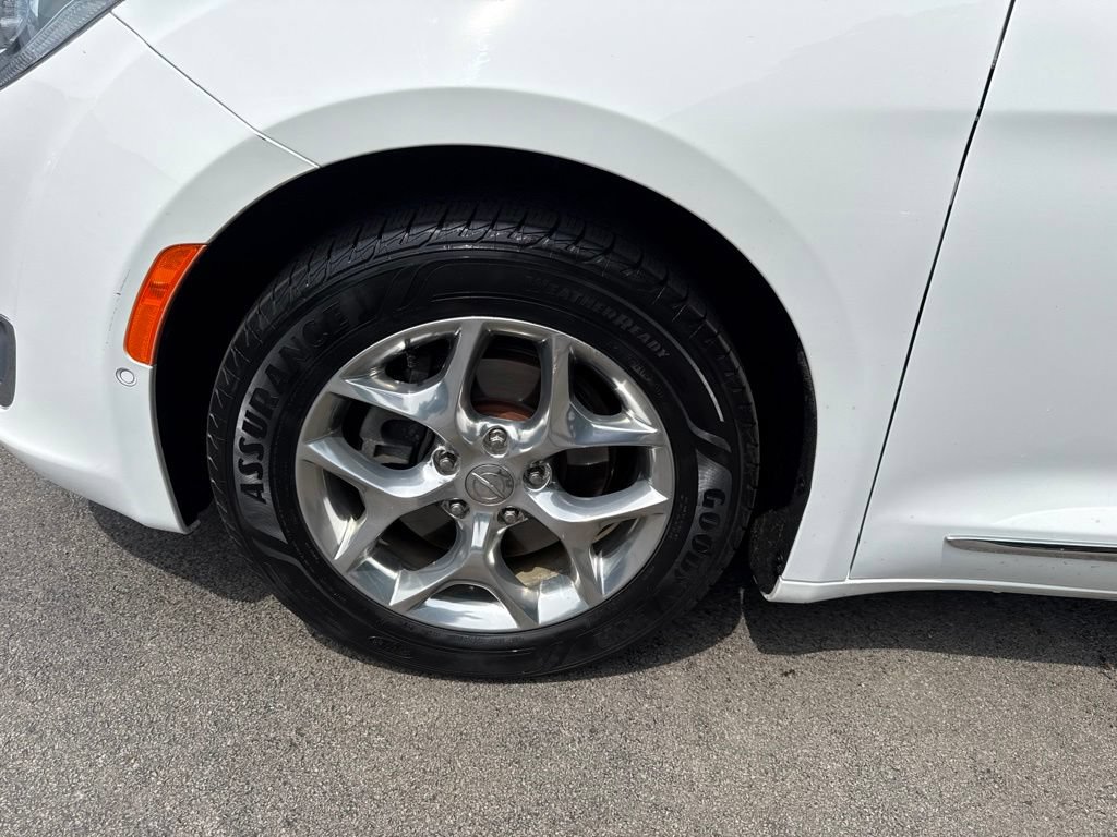 Used 2019 Chrysler Pacifica Limited w/ Advanced Safetytec Group FWD image 11