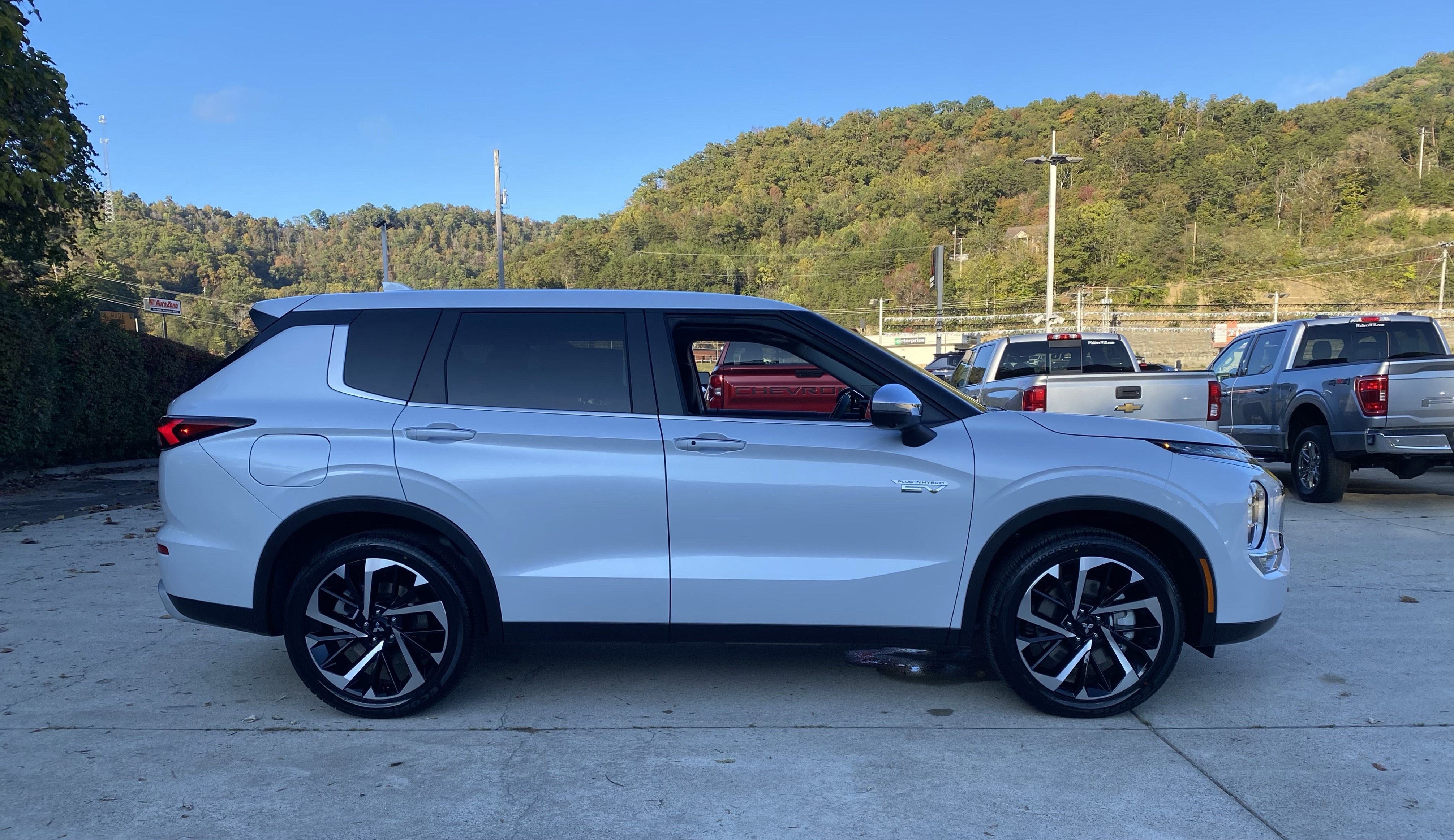 New 2025 Mitsubishi Outlander SE image 43