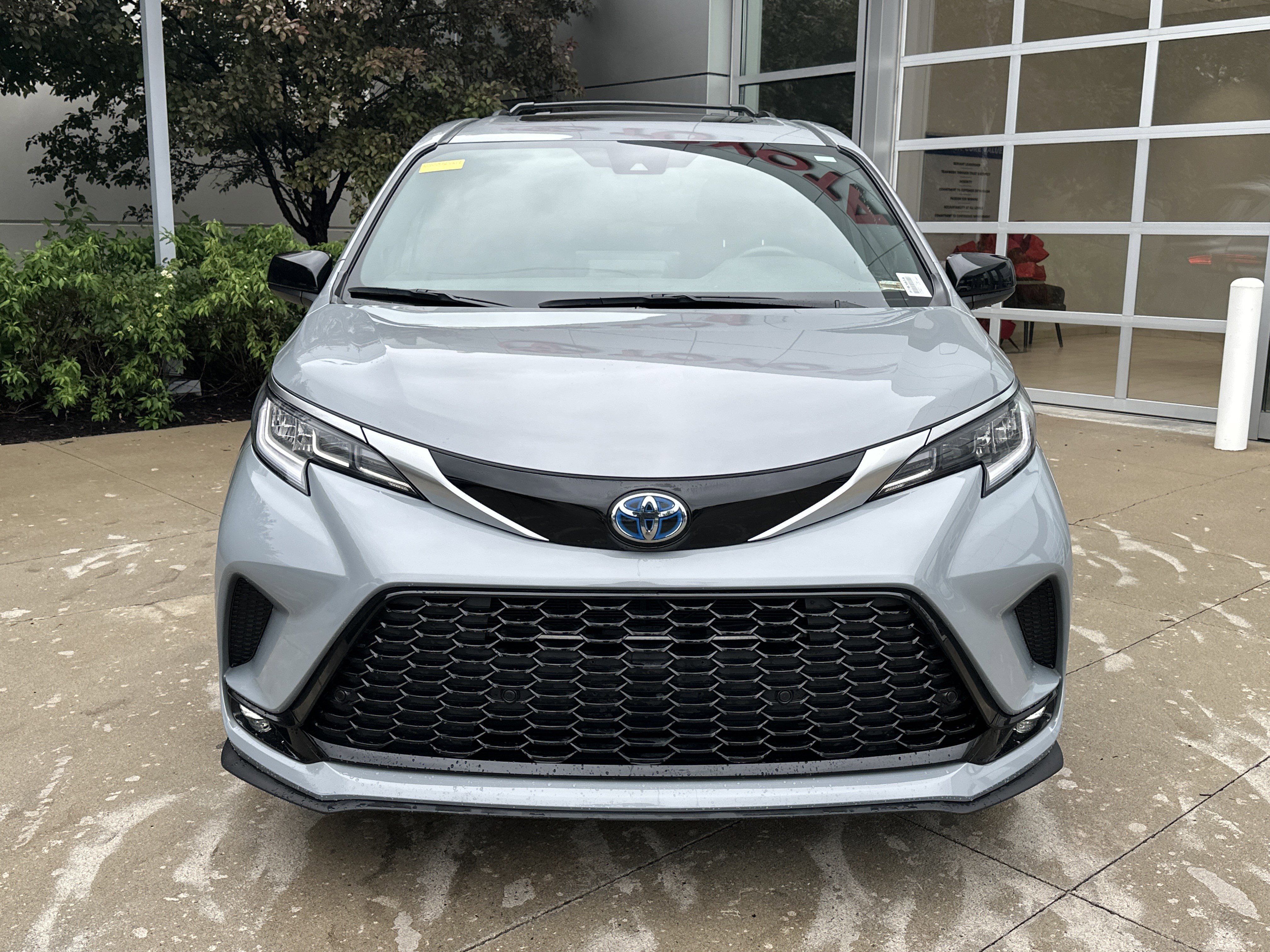 Used 2024 Toyota Sienna XSE w/ XSE Plus Package FWD image 5