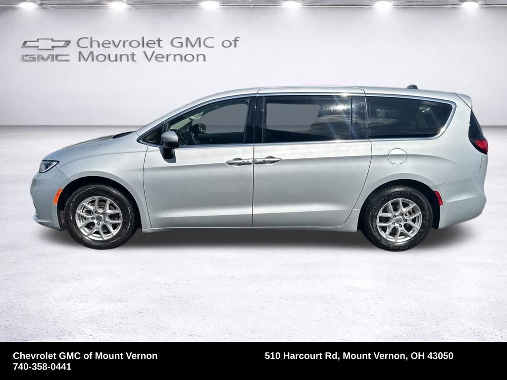 Used 2023 Chrysler Pacifica Touring-L FWD image 3
