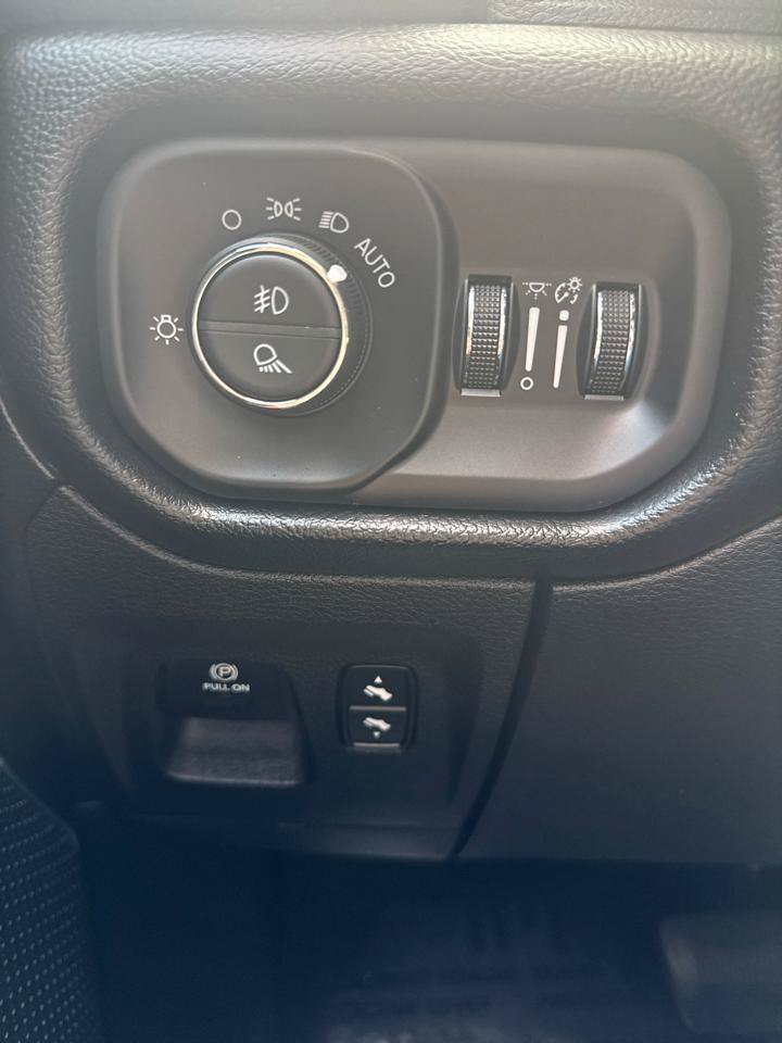 Used 2019 RAM 1500 Laramie AWD/4WD image 17