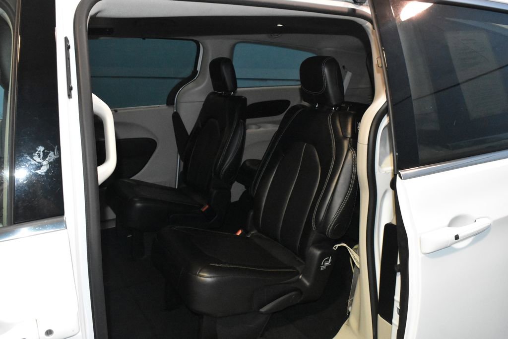 Used 2024 Chrysler Pacifica Touring-L image 19