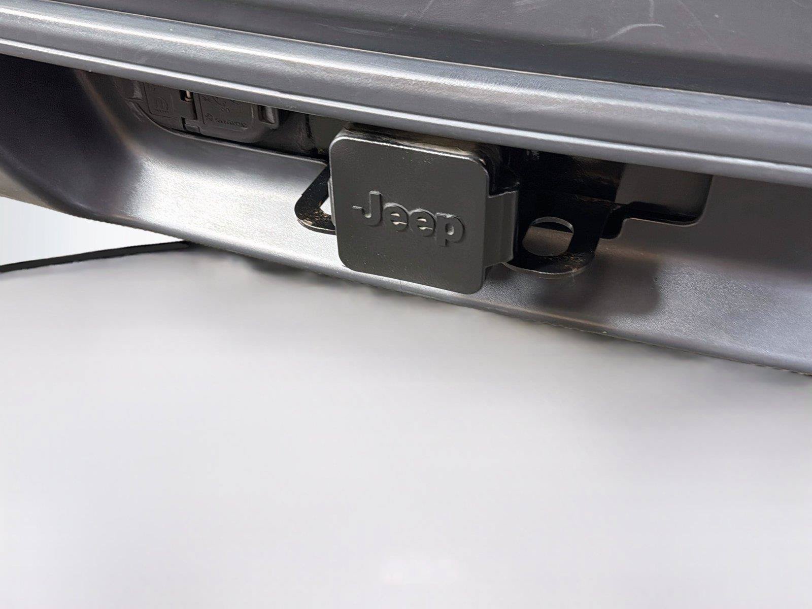Used 2019 Jeep Cherokee Latitude Plus w/ Cold Weather Group AWD/4WD image 39
