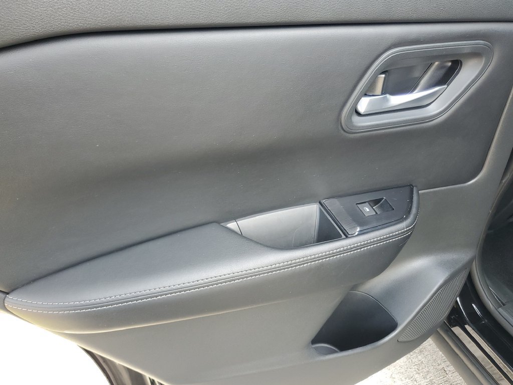 Certified 2025 Nissan Rogue SV FWD image 12