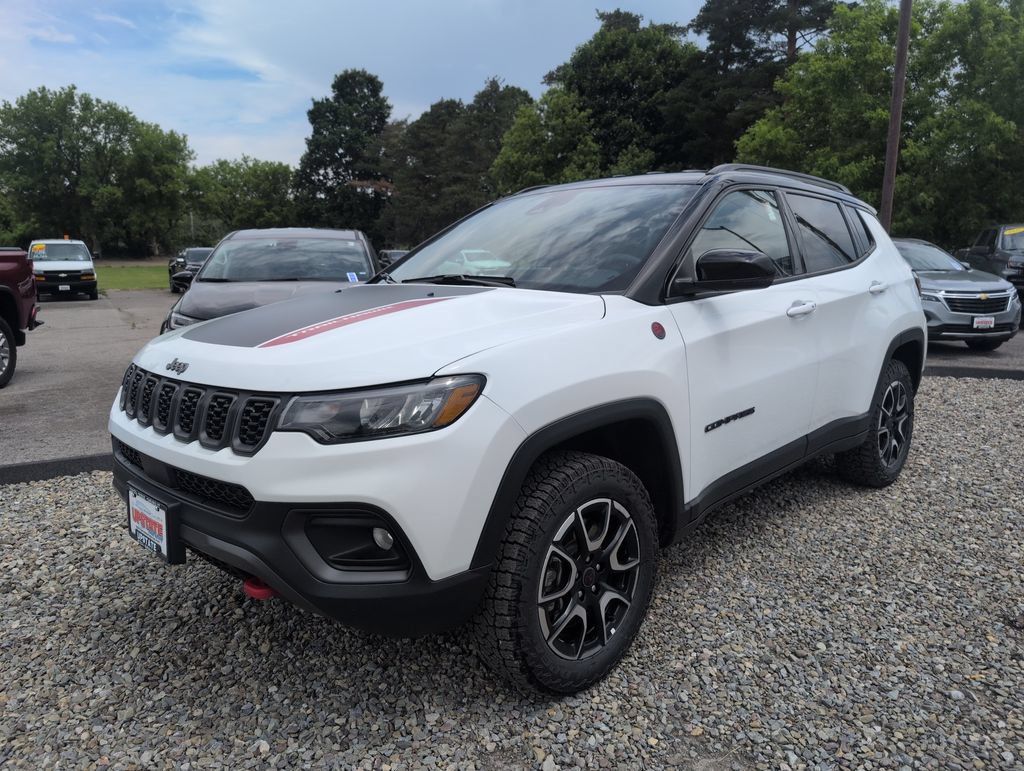 Used 2025 Jeep Compass Trailhawk AWD/4WD image 2