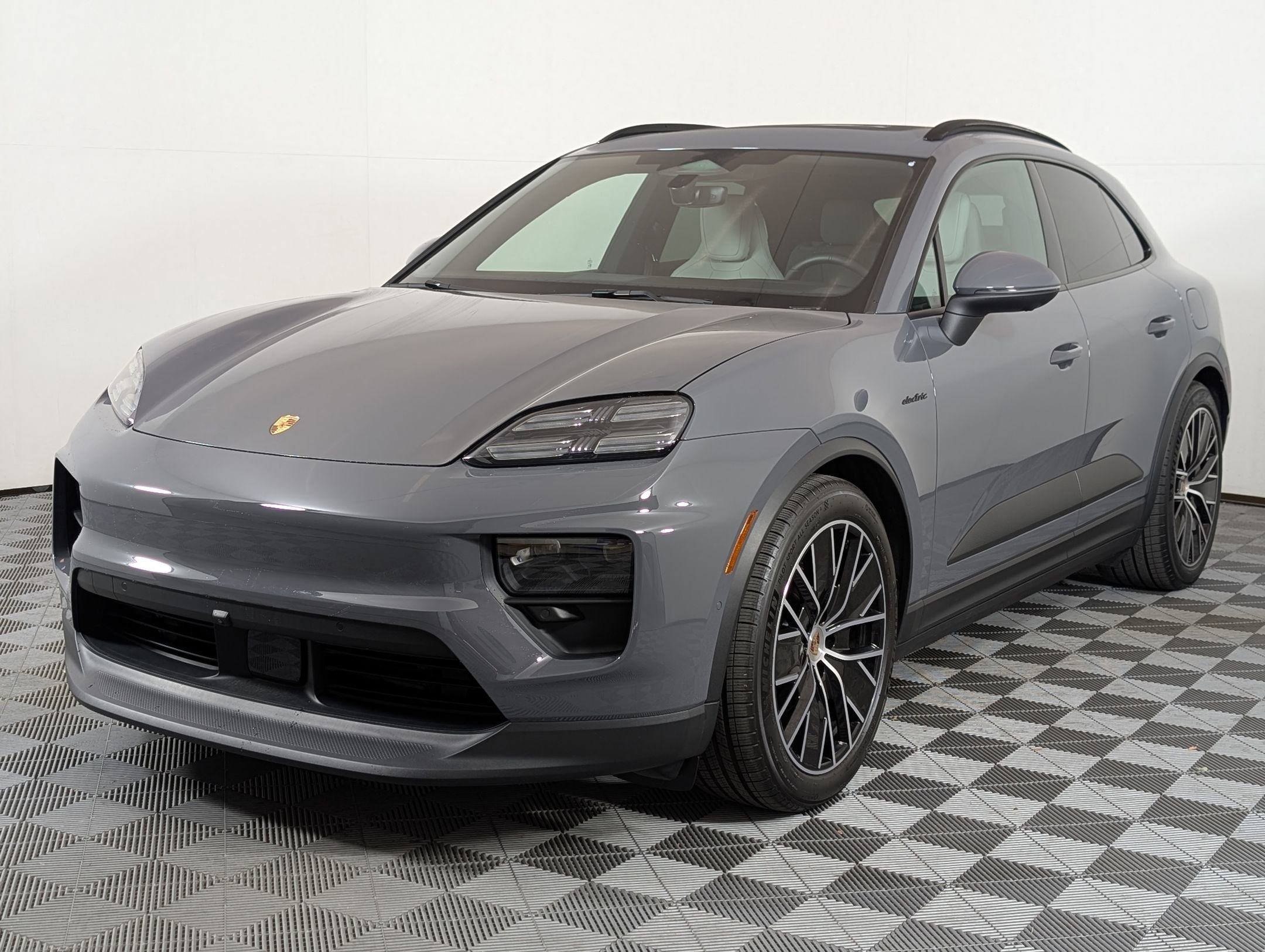Certified 2025 Porsche Macan Electric RWD image 1