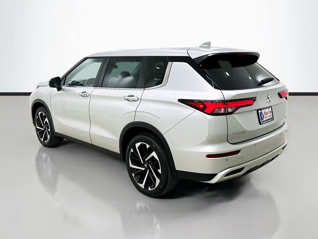 Used 2023 Mitsubishi Outlander SE image 5