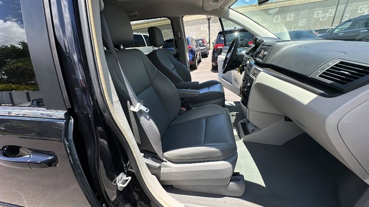 Used 2010 Volkswagen Routan SE FWD image 33