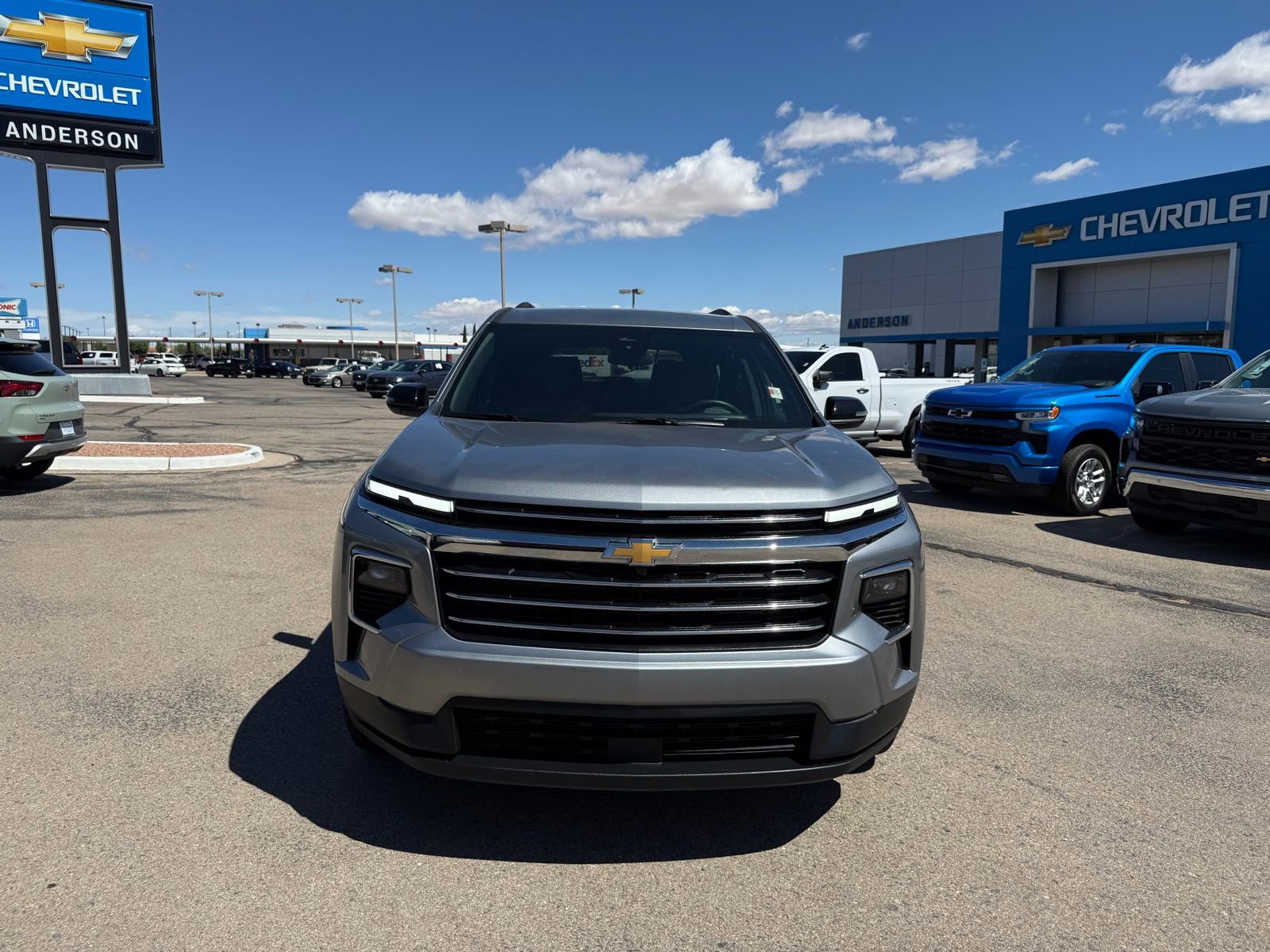 Used 2025 Chevrolet Traverse LT image 2