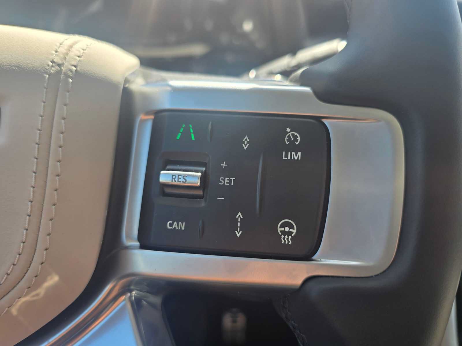 Used 2025 Land Rover Discovery Metropolitan Edition AWD/4WD image 33